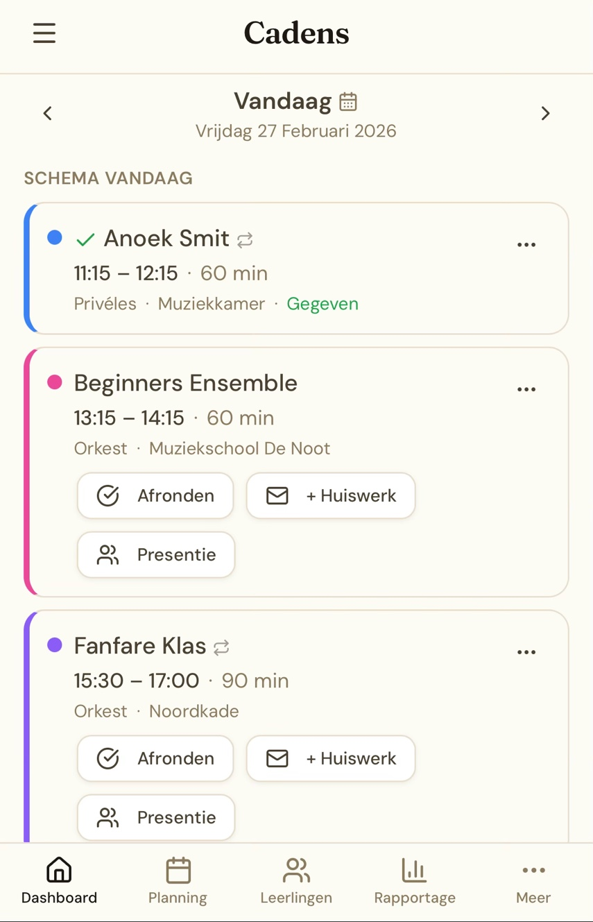 Cadens mobiel dashboard — dagschema met leskaarten en actieknoppen