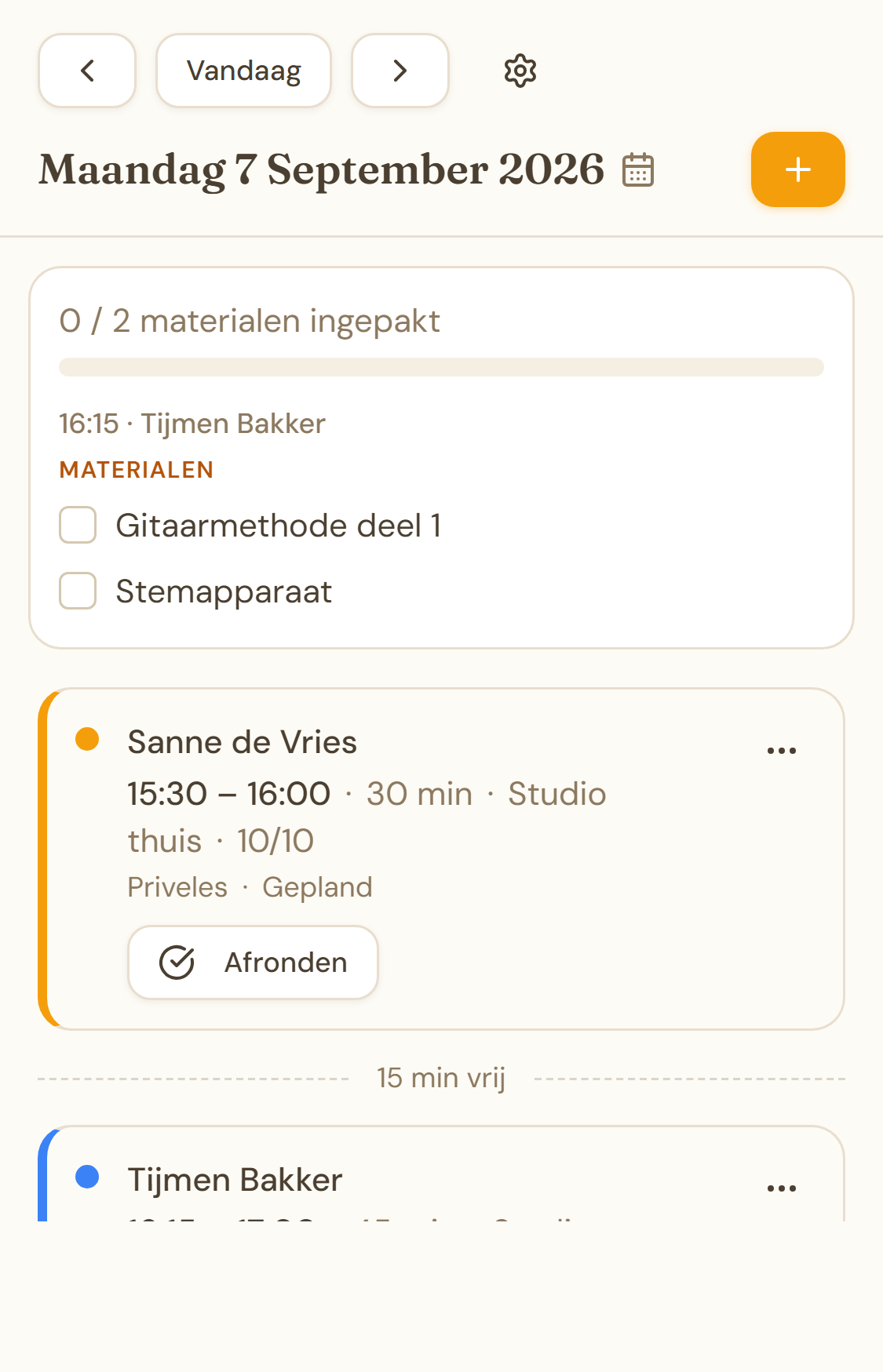 Dagweergave op mobiel met actieknoppen per les